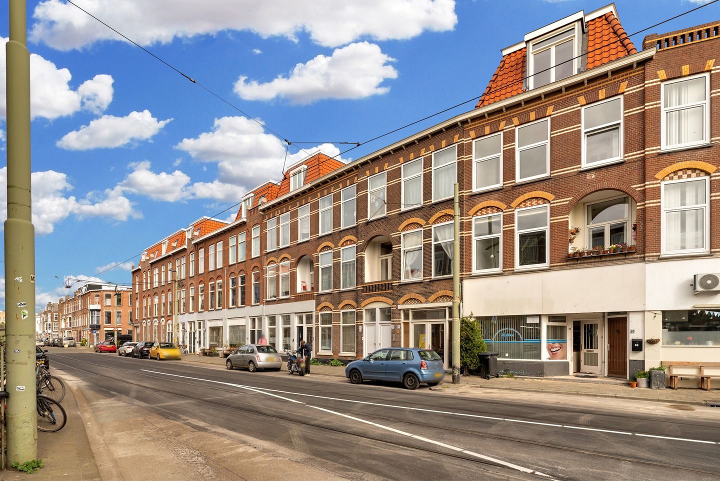 Spacious 3-floor upper apartment with 5 bedrooms in popular Valkenboskwartier — 55