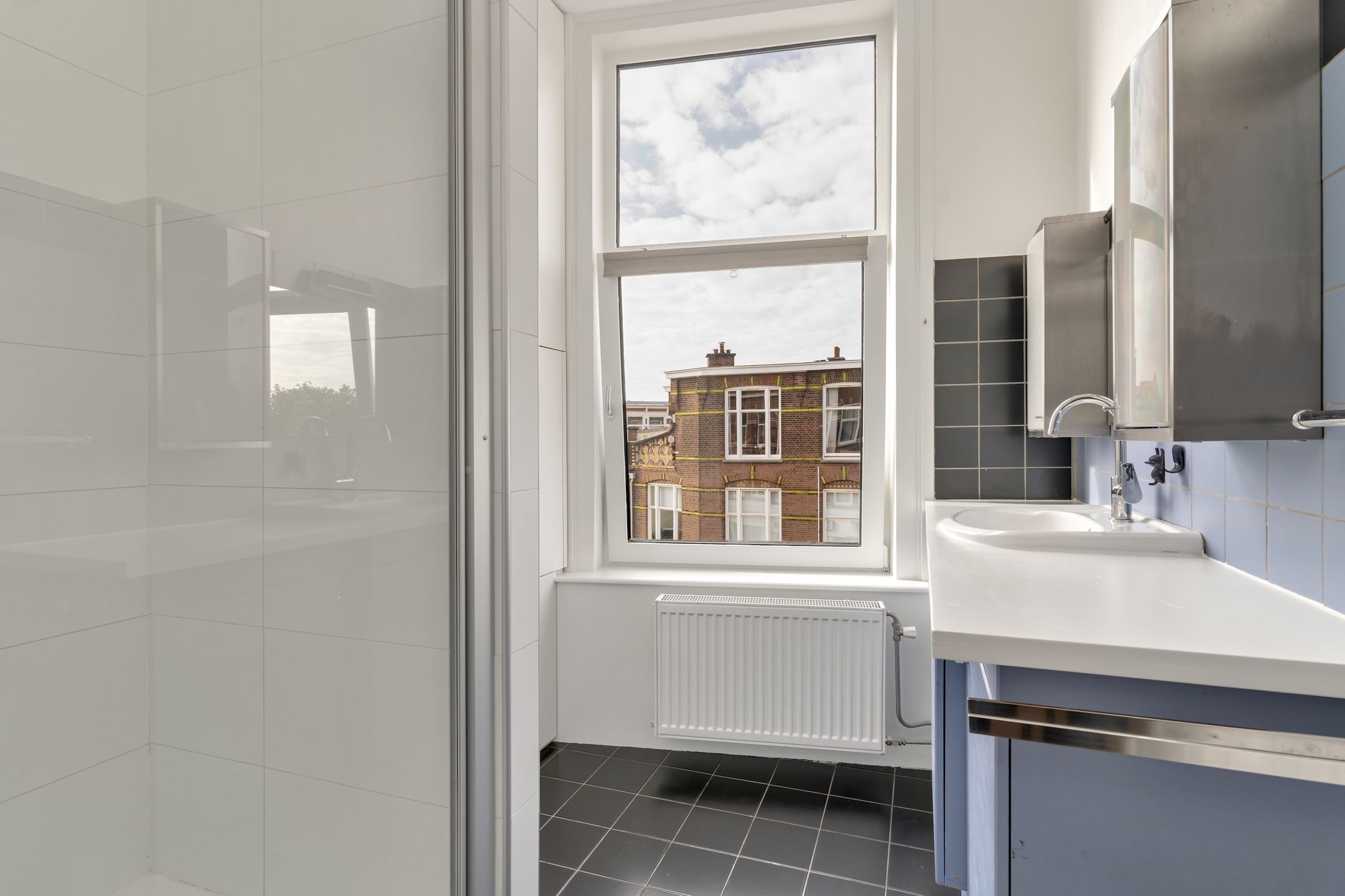 Spacious 3-floor upper apartment with 5 bedrooms in popular Valkenboskwartier — 36