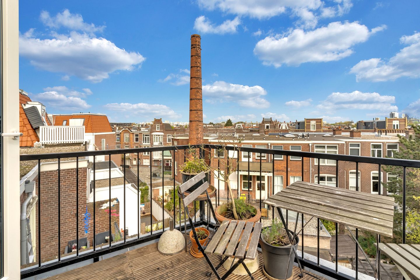 Spacious 3-floor upper apartment with 5 bedrooms in popular Valkenboskwartier — 49