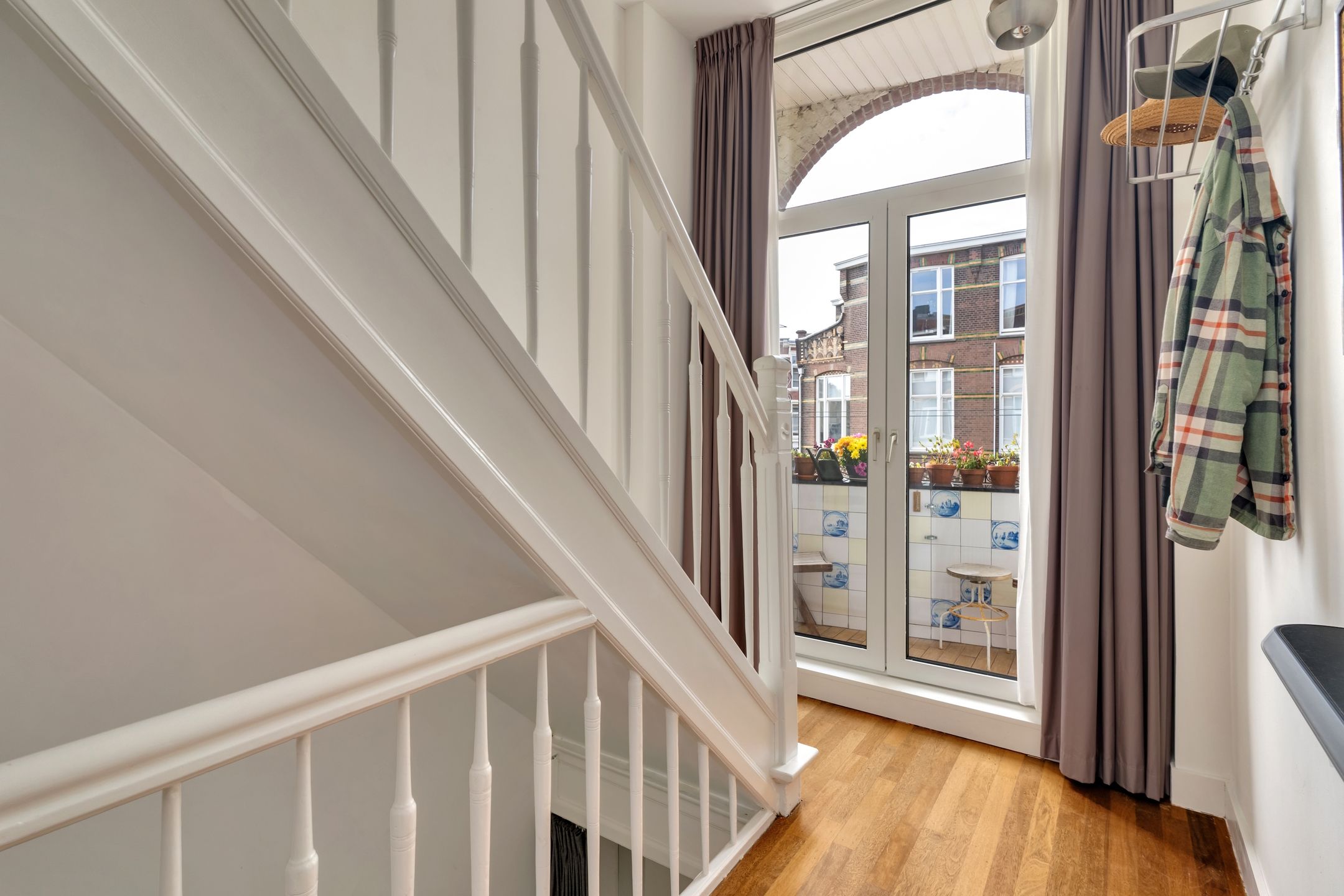 Spacious 3-floor upper apartment with 5 bedrooms in popular Valkenboskwartier — 24