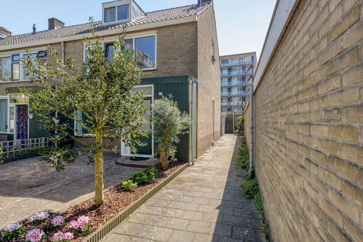 Spacious Corner Home with Sunny South-Facing Garden and Four Bedrooms — 50