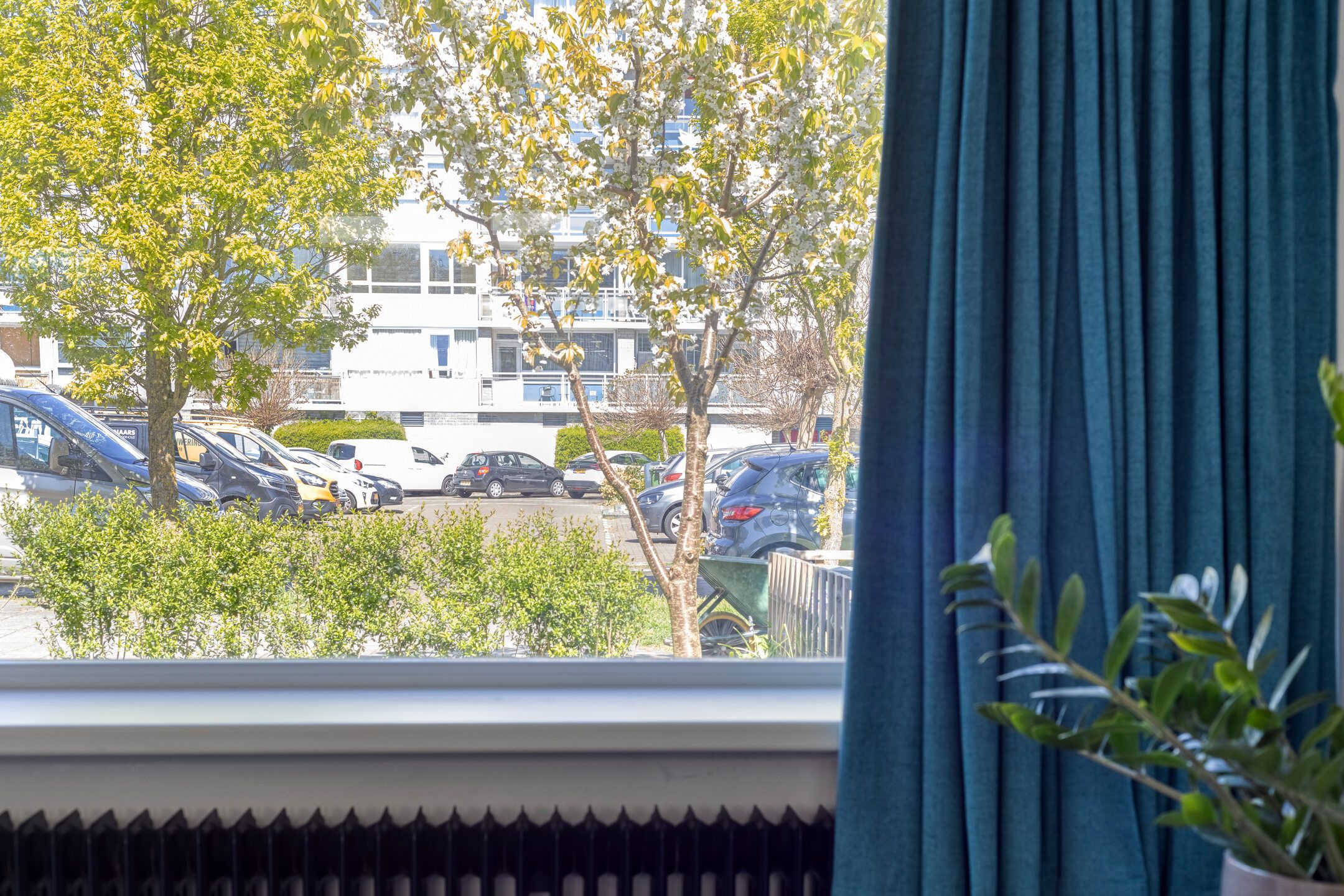 Spacious Corner Home with Sunny South-Facing Garden and Four Bedrooms — 24