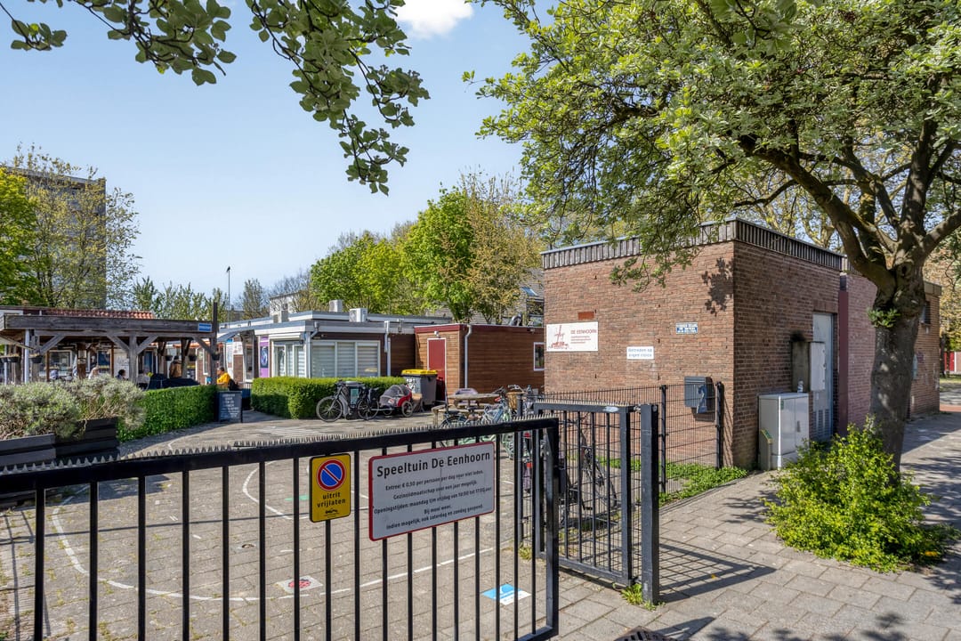 Spacious Corner Home with Sunny South-Facing Garden and Four Bedrooms — 52