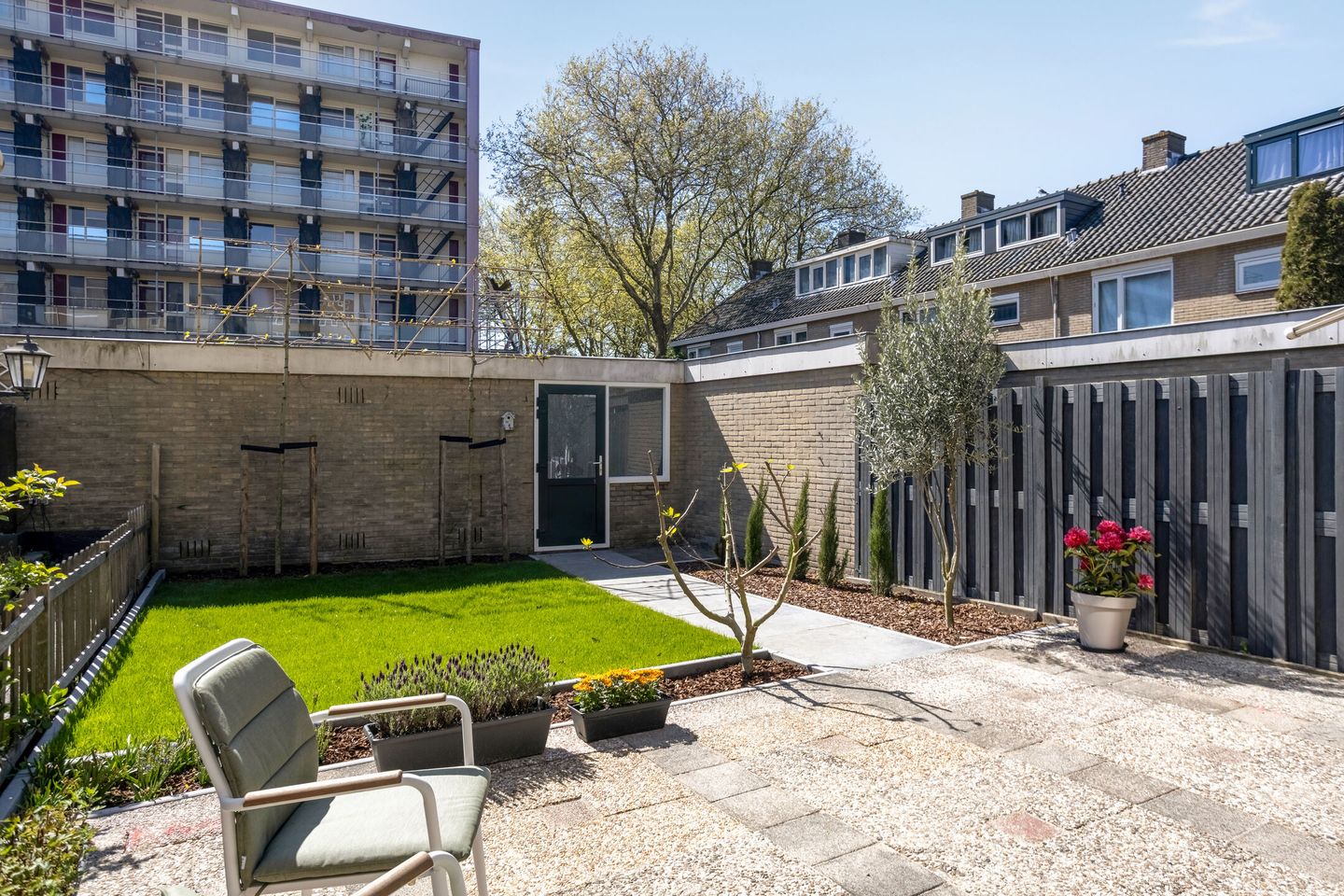 Spacious Corner Home with Sunny South-Facing Garden and Four Bedrooms — 44