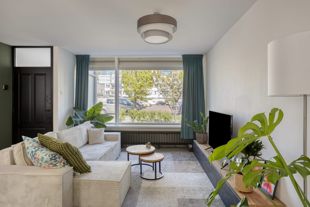 Spacious Corner Home with Sunny South-Facing Garden and Four Bedrooms — 16