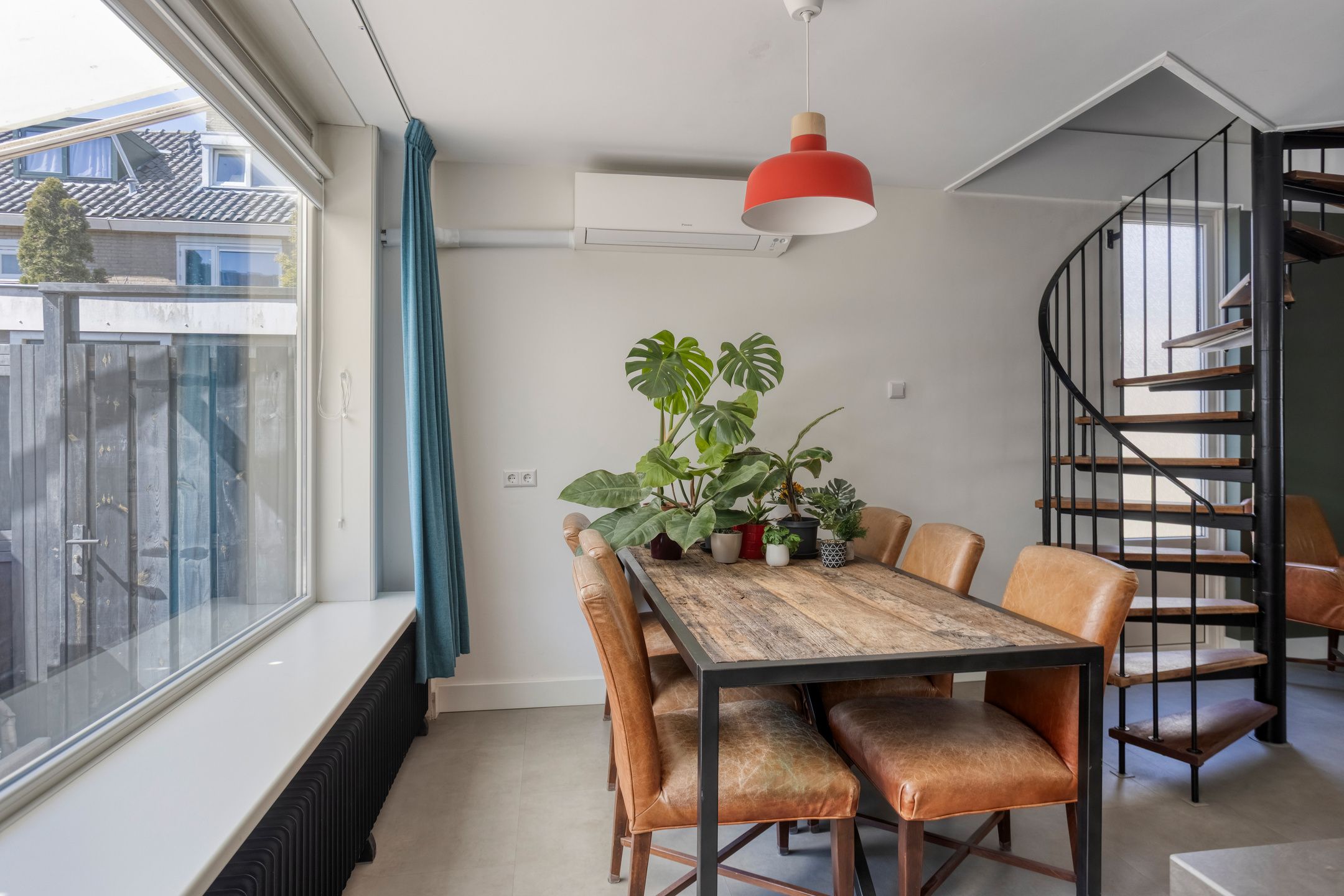 Spacious Corner Home with Sunny South-Facing Garden and Four Bedrooms — 18