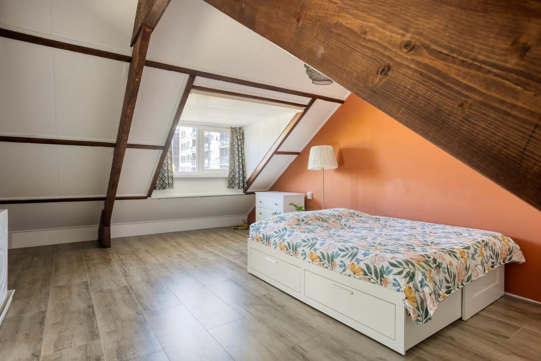 Spacious Corner Home with Sunny South-Facing Garden and Four Bedrooms — 41