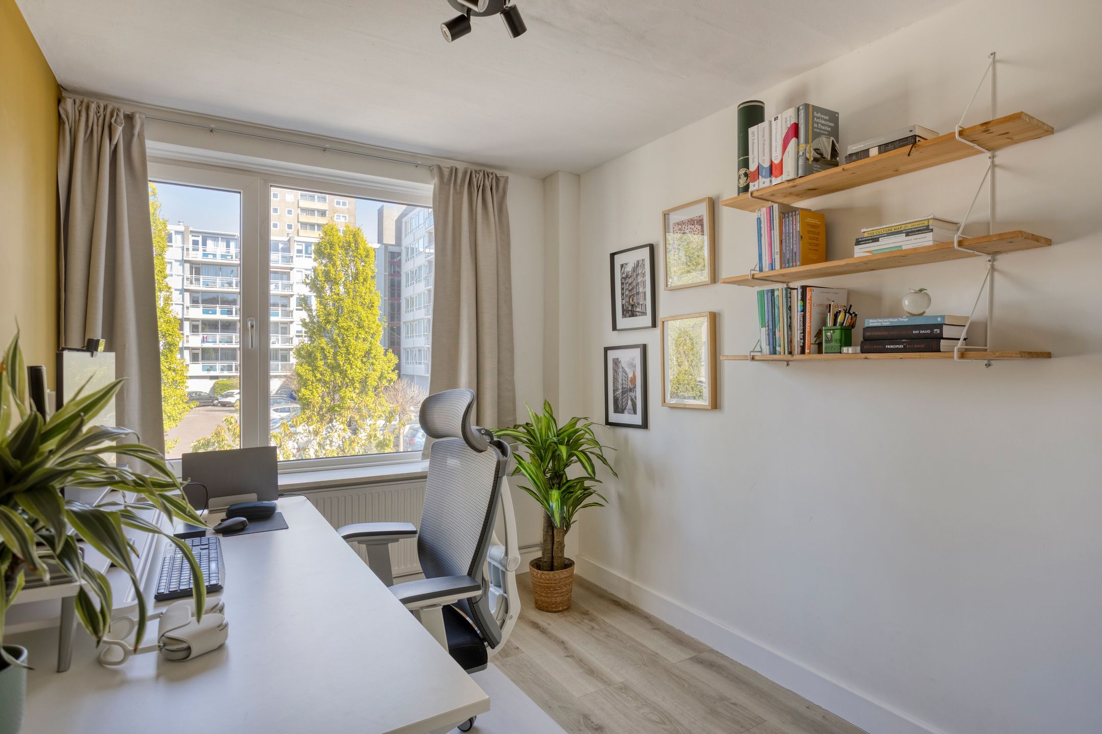 Spacious Corner Home with Sunny South-Facing Garden and Four Bedrooms — 33