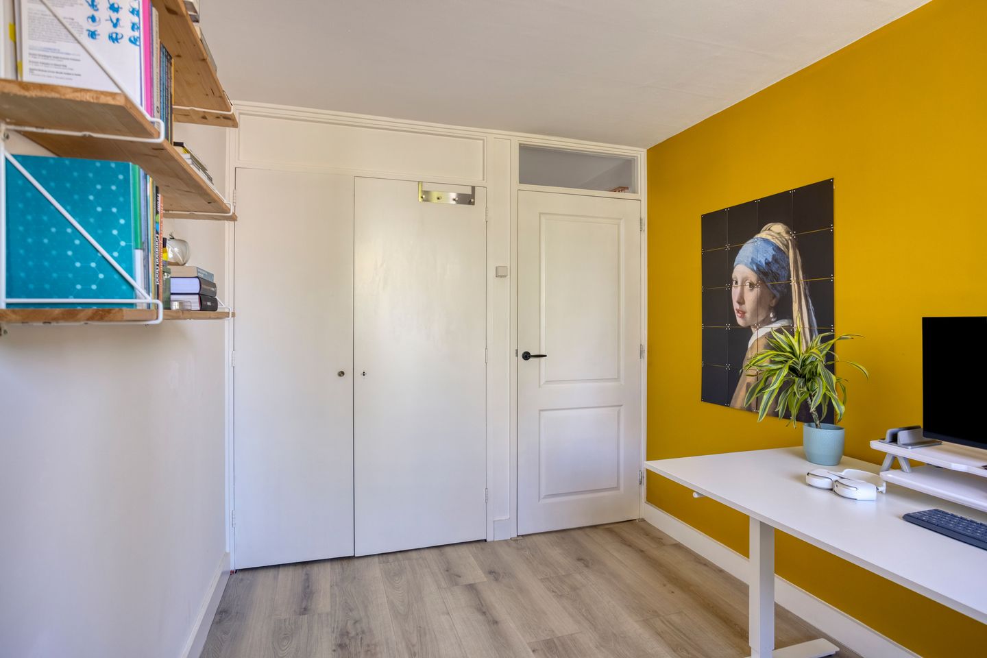 Spacious Corner Home with Sunny South-Facing Garden and Four Bedrooms — 34