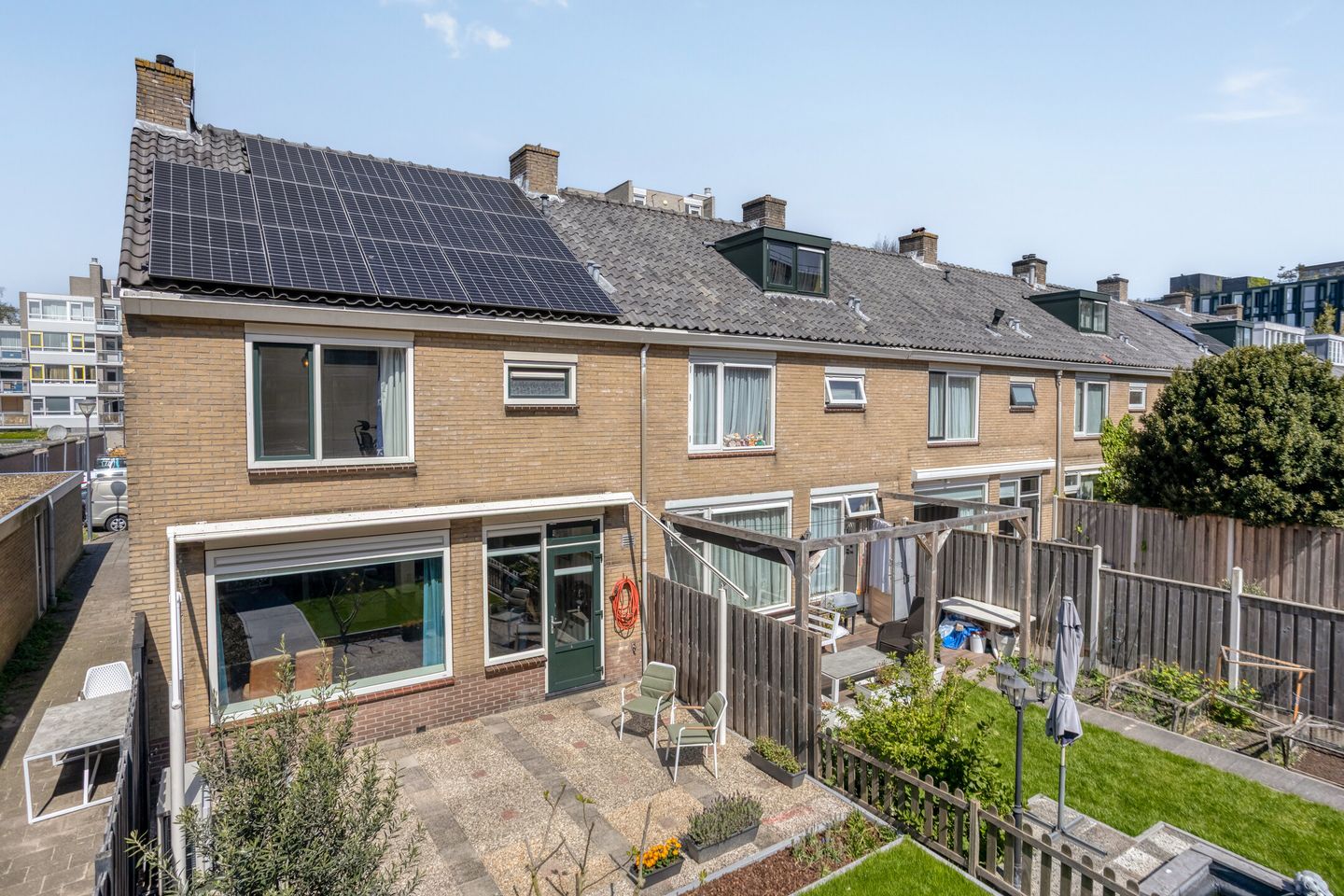 Spacious Corner Home with Sunny South-Facing Garden and Four Bedrooms — 49