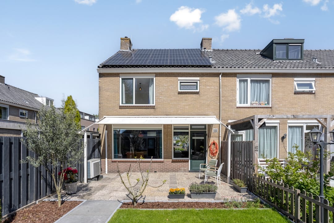 Spacious Corner Home with Sunny South-Facing Garden and Four Bedrooms — 47