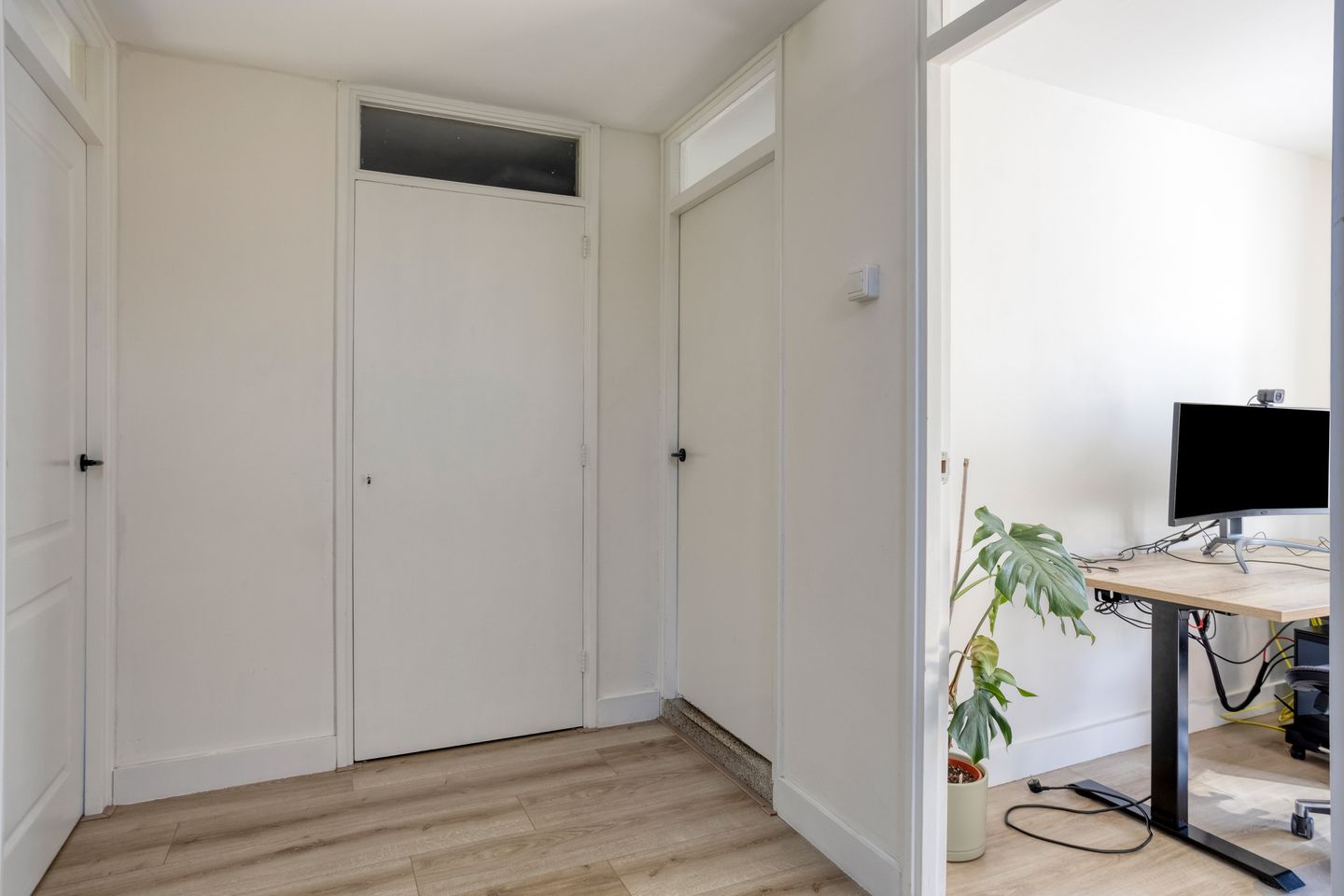 Spacious Corner Home with Sunny South-Facing Garden and Four Bedrooms — 25