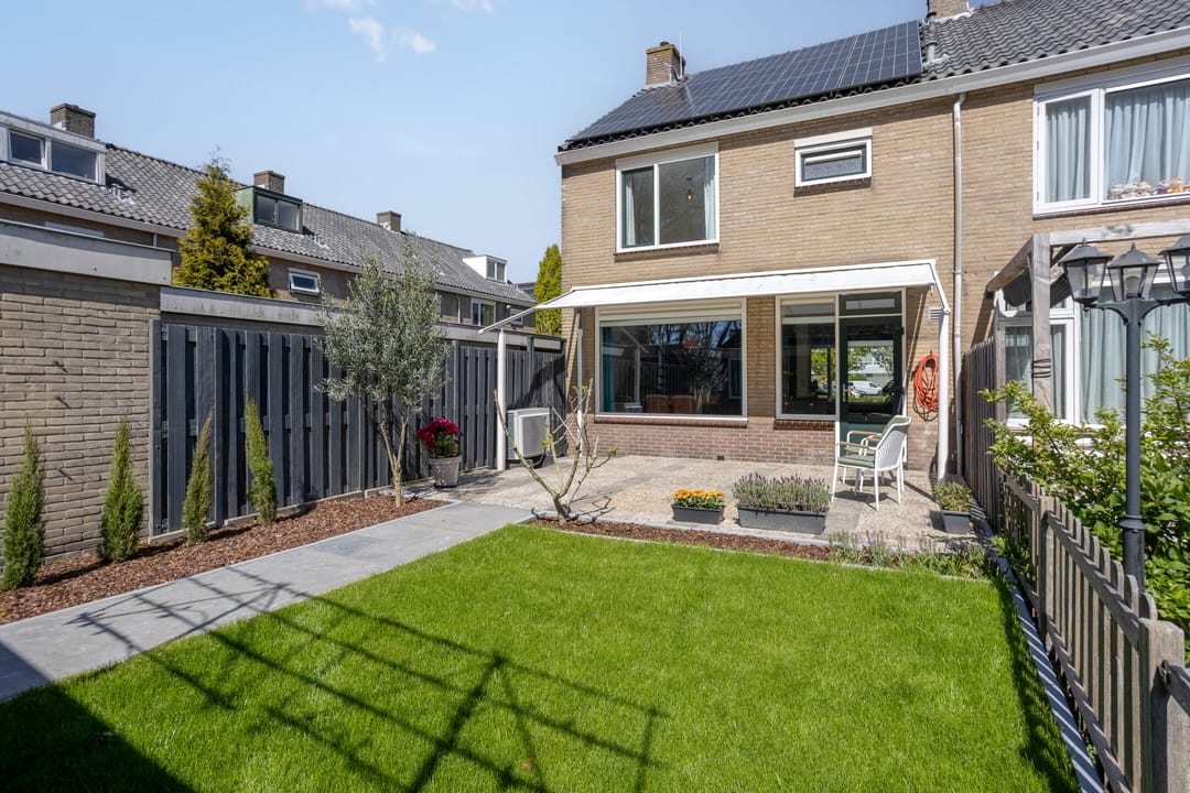 Spacious Corner Home with Sunny South-Facing Garden and Four Bedrooms — 46