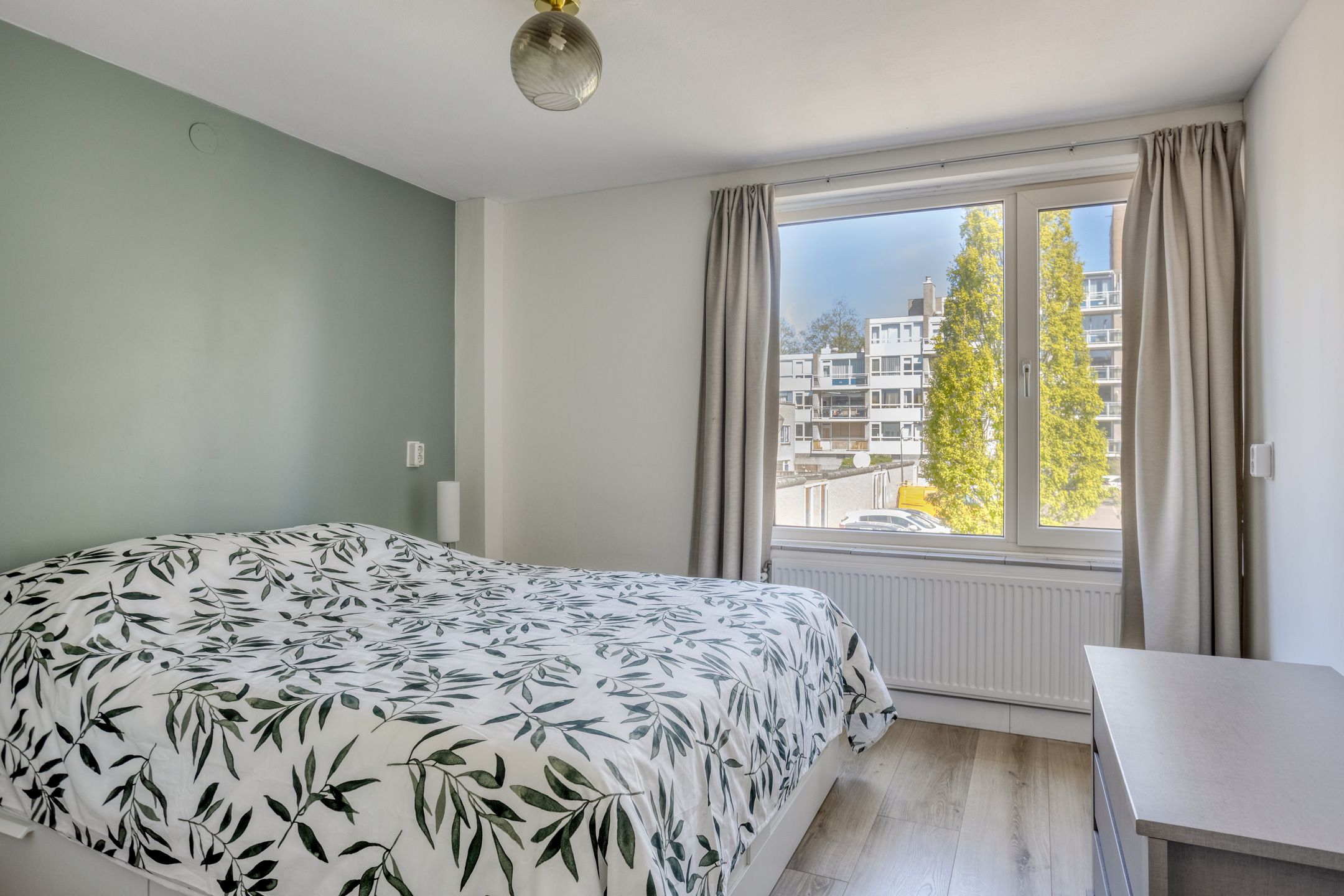 Spacious Corner Home with Sunny South-Facing Garden and Four Bedrooms — 27