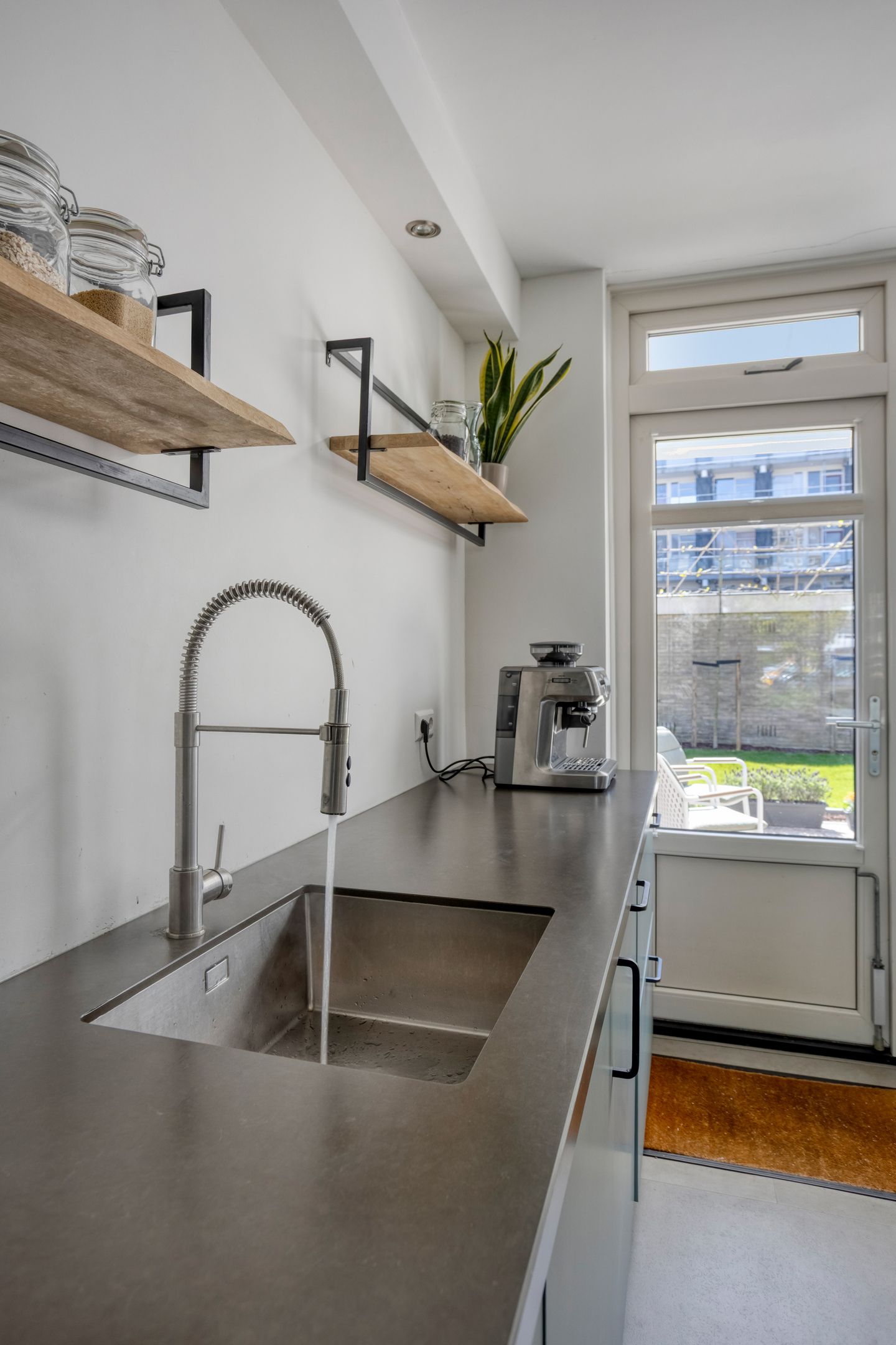 Spacious Corner Home with Sunny South-Facing Garden and Four Bedrooms — 21