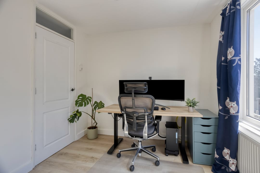 Spacious Corner Home with Sunny South-Facing Garden and Four Bedrooms — 38