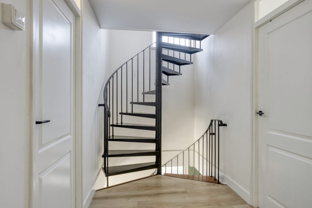 Spacious Corner Home with Sunny South-Facing Garden and Four Bedrooms — 26