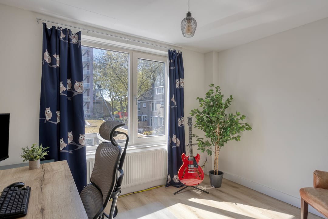 Spacious Corner Home with Sunny South-Facing Garden and Four Bedrooms — 37