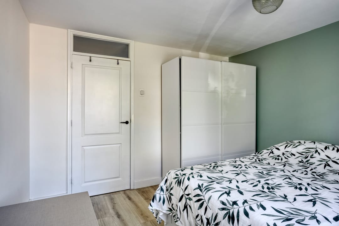 Spacious Corner Home with Sunny South-Facing Garden and Four Bedrooms — 28
