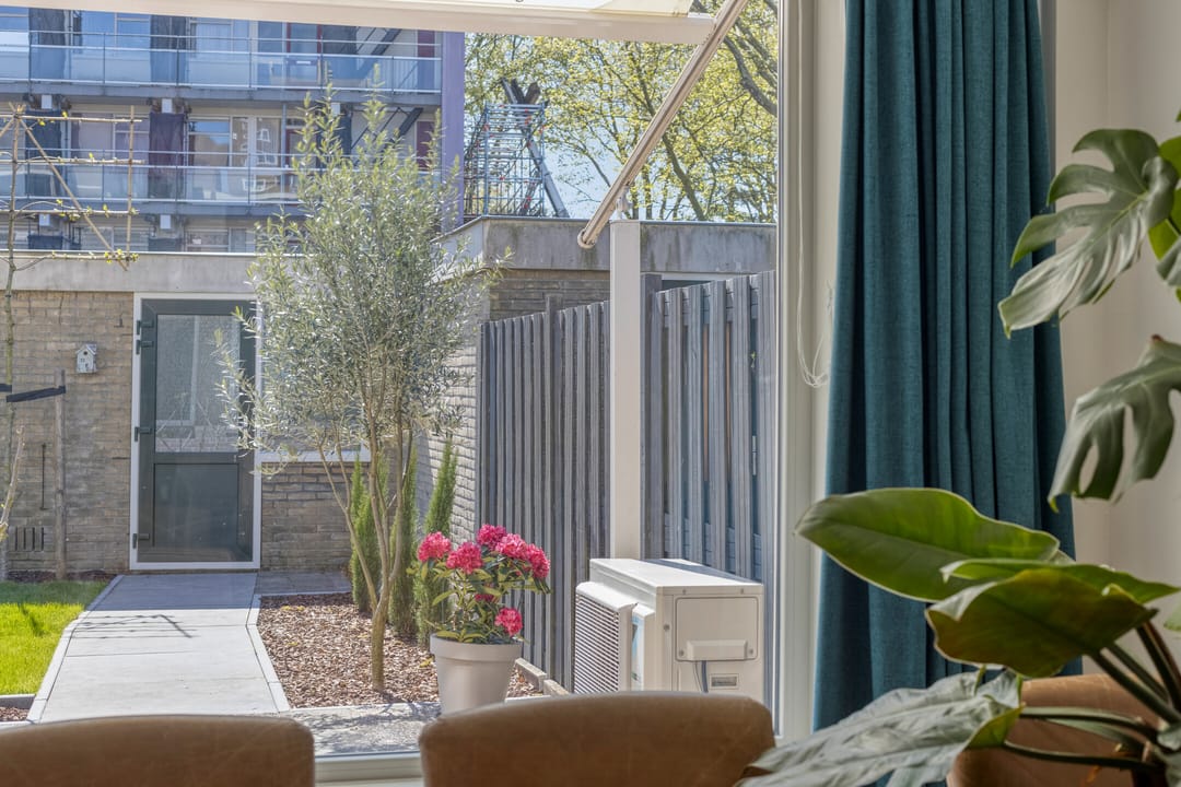 Spacious Corner Home with Sunny South-Facing Garden and Four Bedrooms — 22