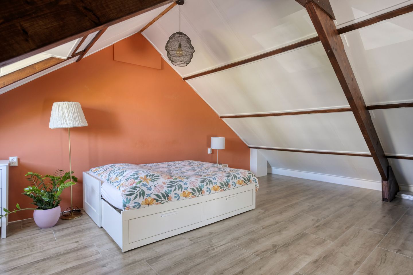 Spacious Corner Home with Sunny South-Facing Garden and Four Bedrooms — 40
