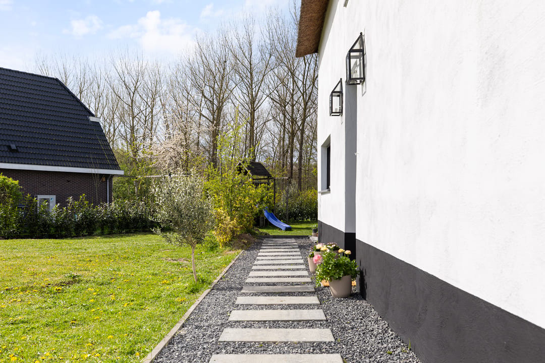 Thatched Detached Home on Spacious Plot Adjacent to Forest Edge — 8