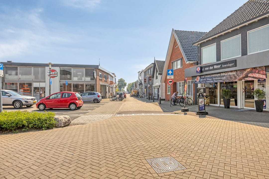 Spacious Waterfront Townhouse with Private Mooring in Leimuiden — 76