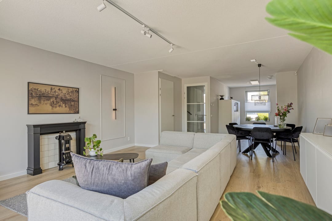 Spacious Waterfront Townhouse with Private Mooring in Leimuiden — 16