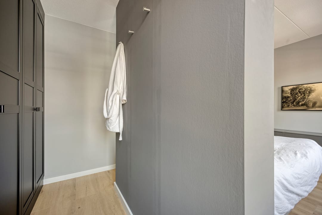 Spacious Waterfront Townhouse with Private Mooring in Leimuiden — 41