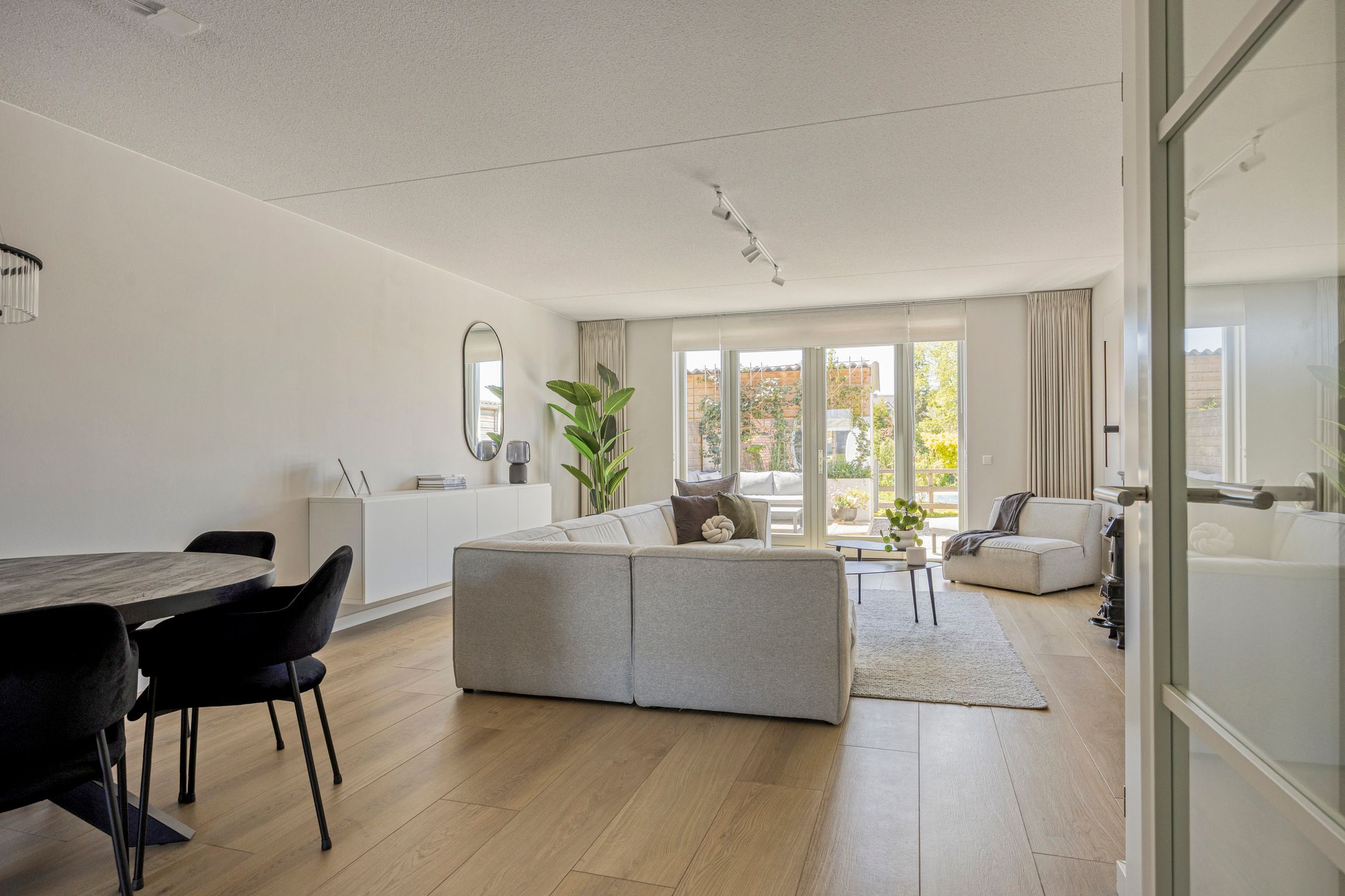Spacious Waterfront Townhouse with Private Mooring in Leimuiden — 18