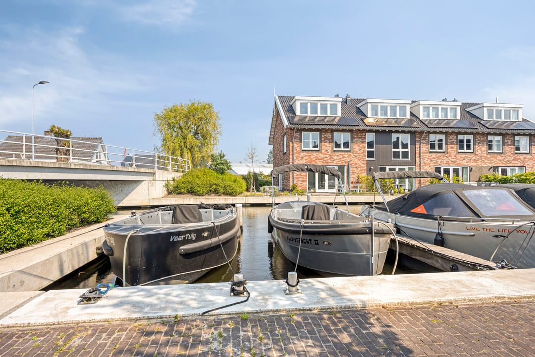 Spacious Waterfront Townhouse with Private Mooring in Leimuiden — 73
