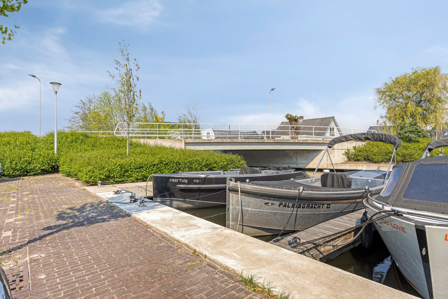 Spacious Waterfront Townhouse with Private Mooring in Leimuiden — 74