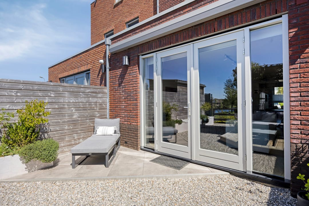 Spacious Waterfront Townhouse with Private Mooring in Leimuiden — 67