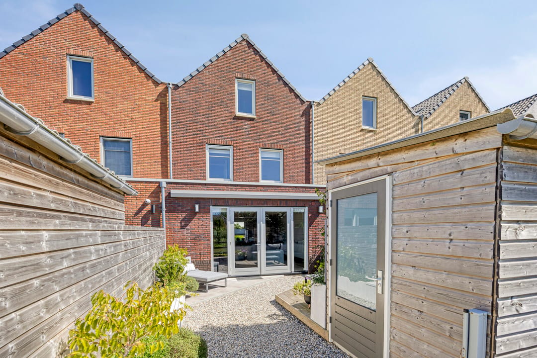 Spacious Waterfront Townhouse with Private Mooring in Leimuiden — 68