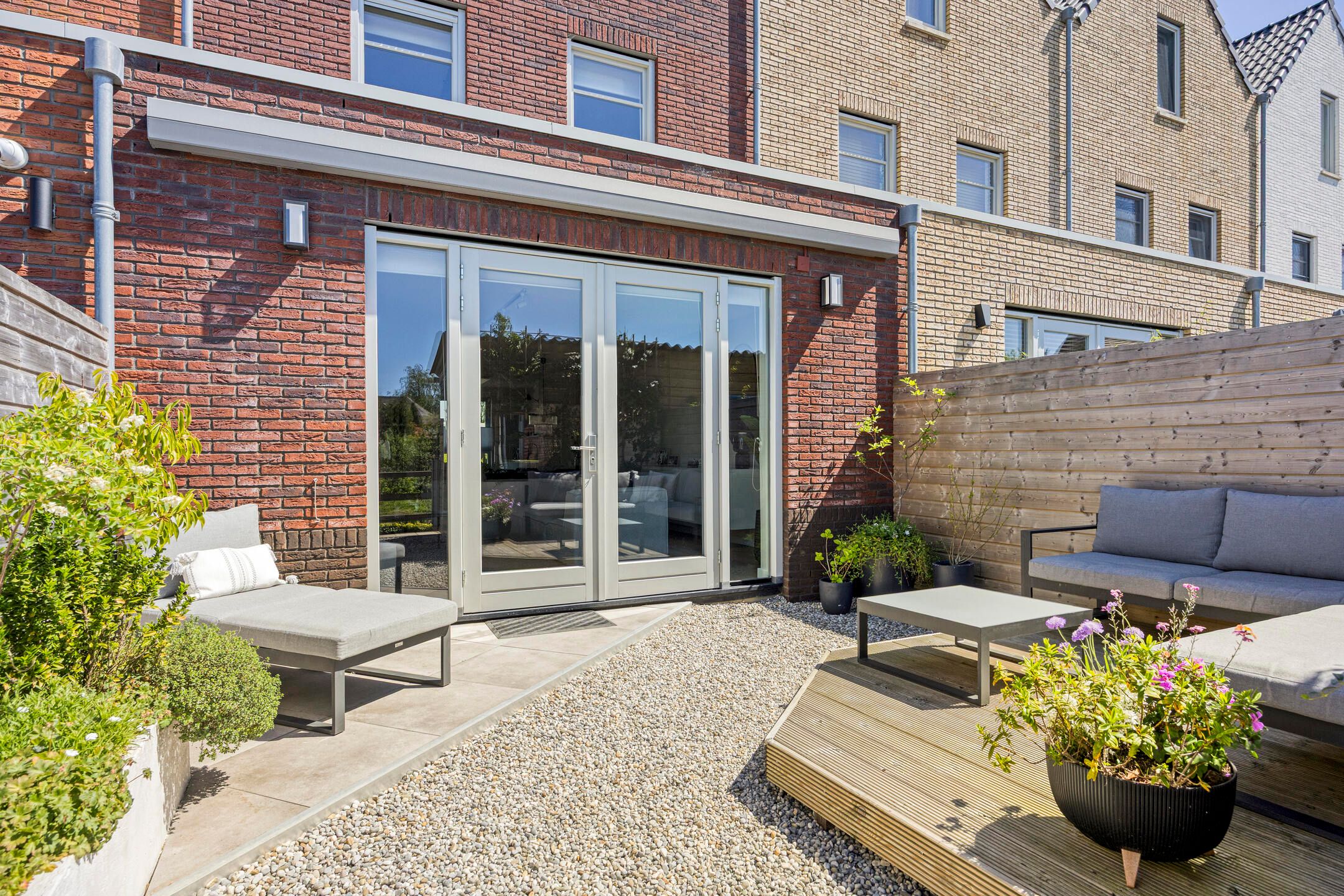 Spacious Waterfront Townhouse with Private Mooring in Leimuiden — 66