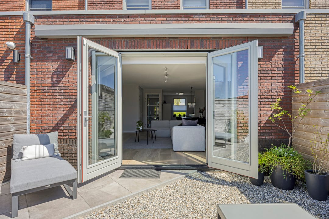 Spacious Waterfront Townhouse with Private Mooring in Leimuiden — 71