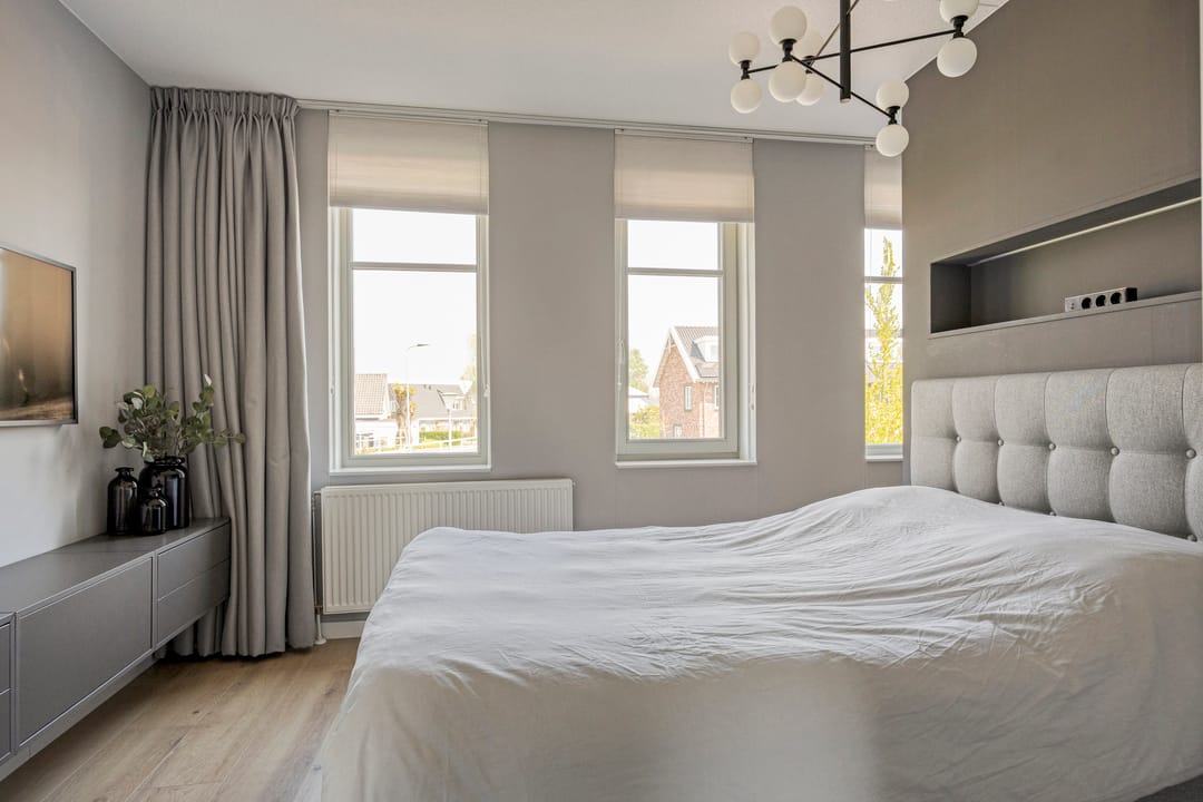 Spacious Waterfront Townhouse with Private Mooring in Leimuiden — 37
