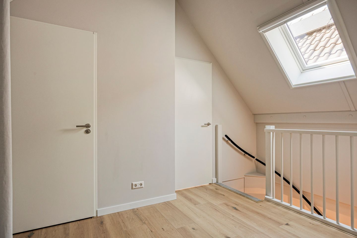 Spacious Waterfront Townhouse with Private Mooring in Leimuiden — 49