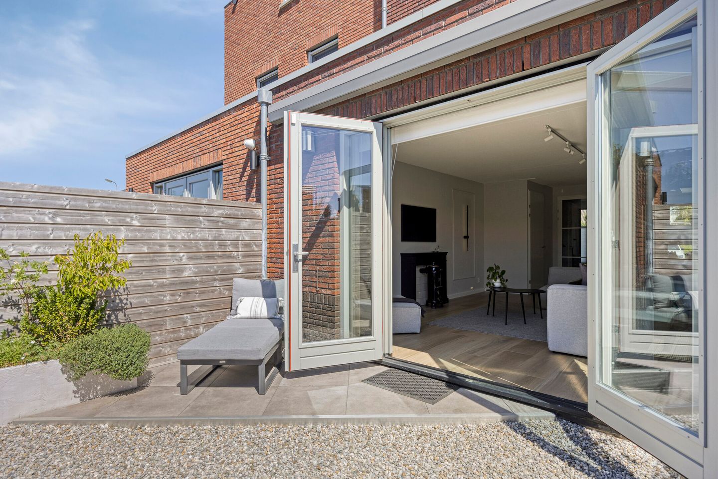 Spacious Waterfront Townhouse with Private Mooring in Leimuiden — 70