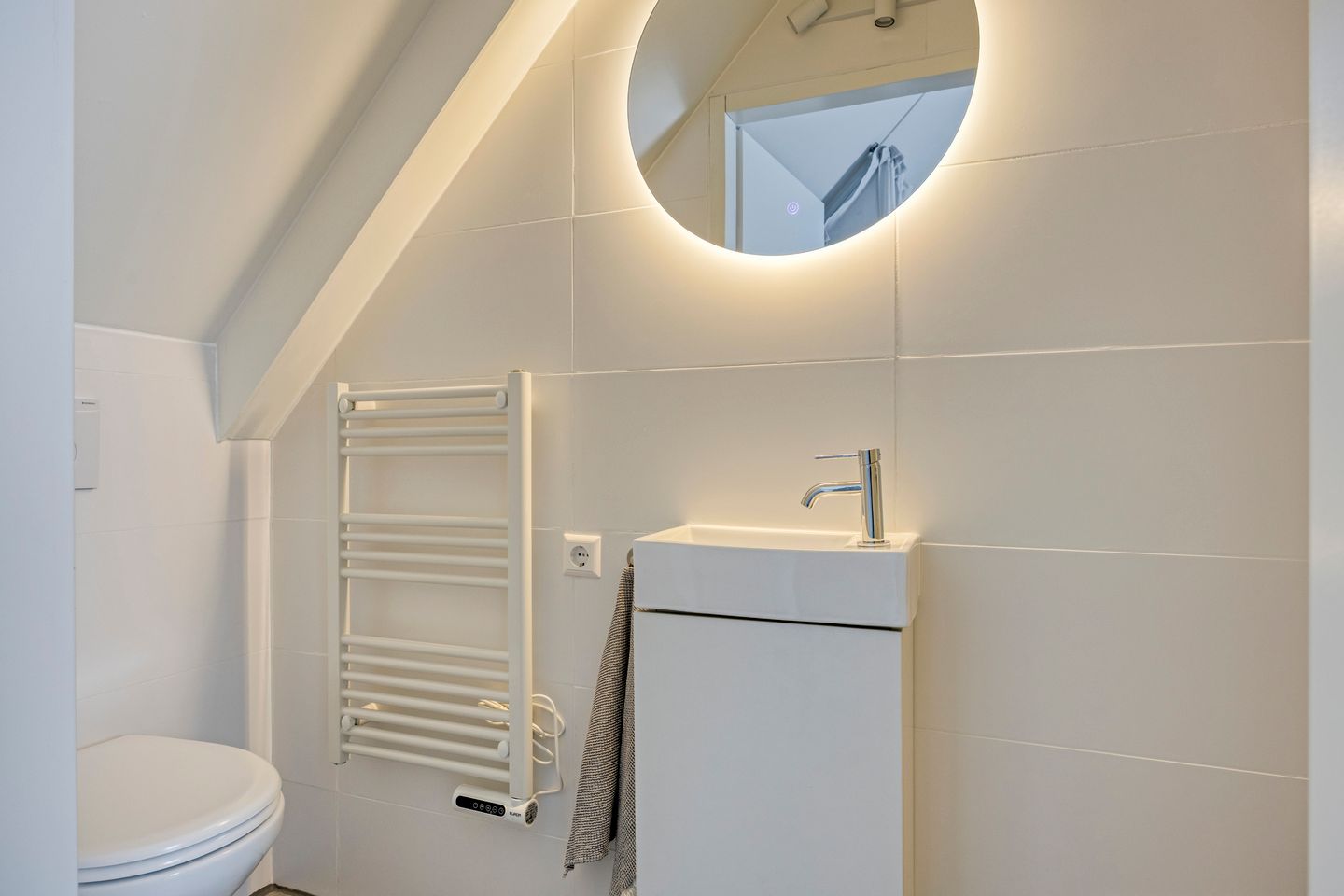 Spacious Waterfront Townhouse with Private Mooring in Leimuiden — 59