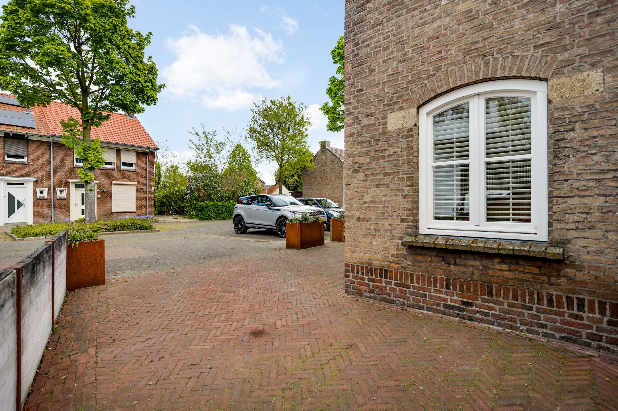Semi-detached house with character and multifunctional outbuilding near the center — 9