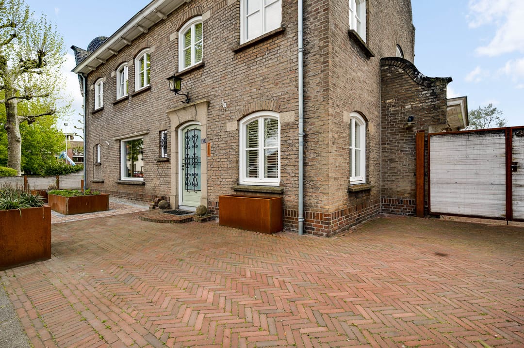 Semi-detached house with character and multifunctional outbuilding near the center — 7