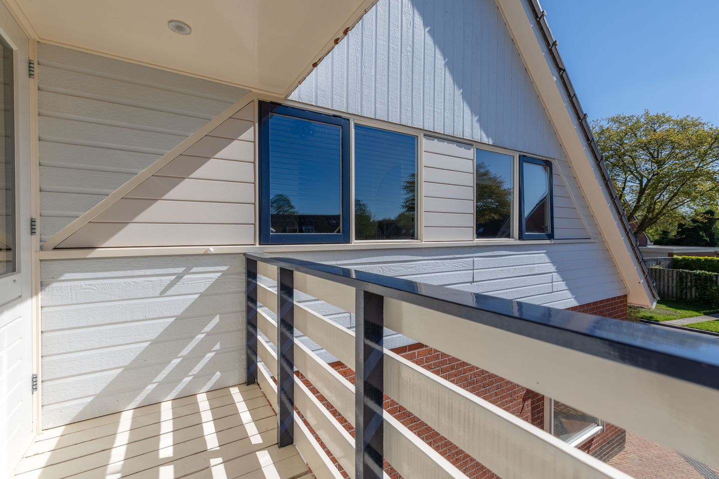 Spacious and Sustainable Semi-Detached Home with Garden Room in Surhuisterveen — 35