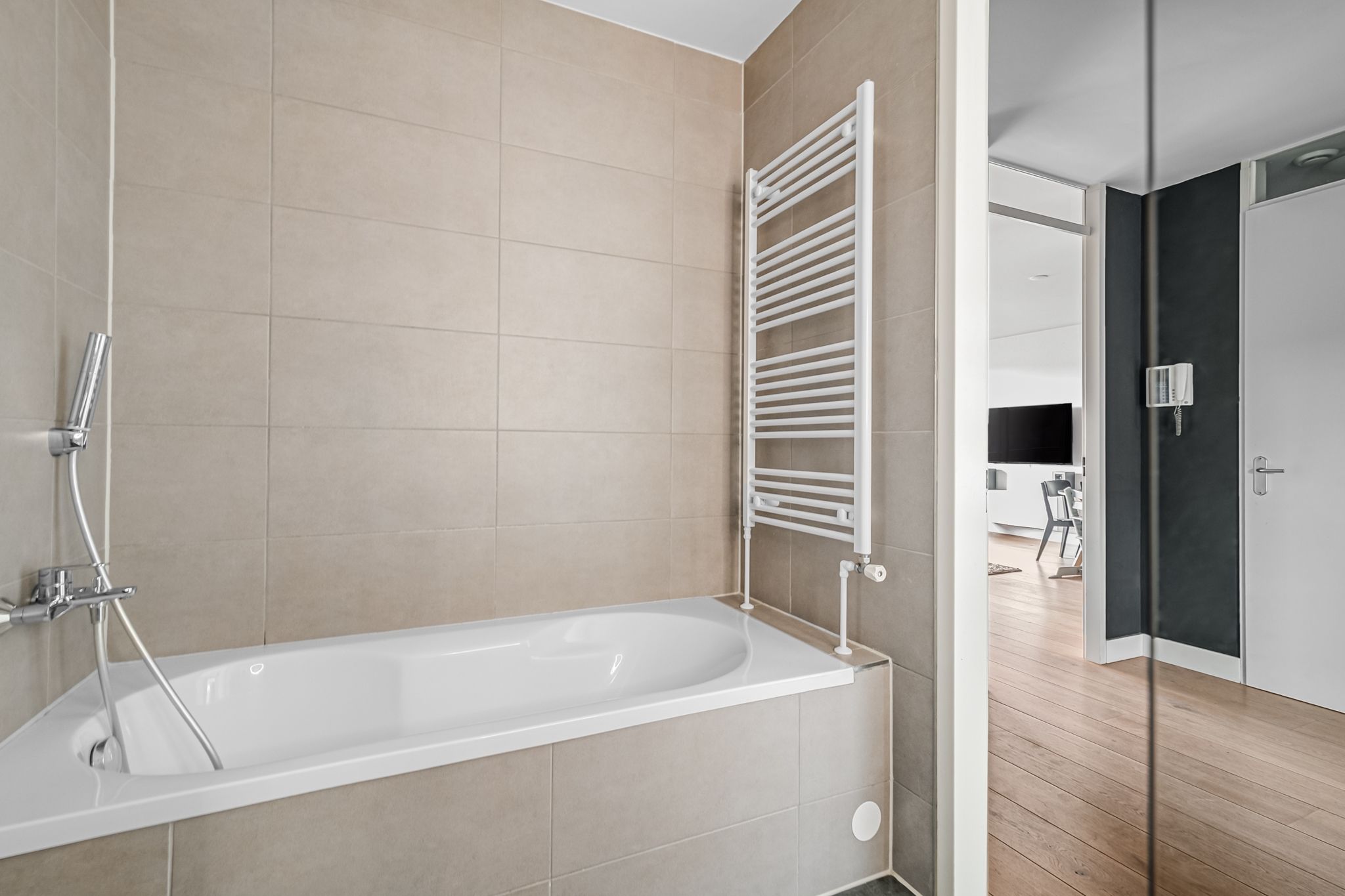 Modern 3-bedroom apartment with west-facing balcony and private parking in Amsterdam Slotervaart — 15
