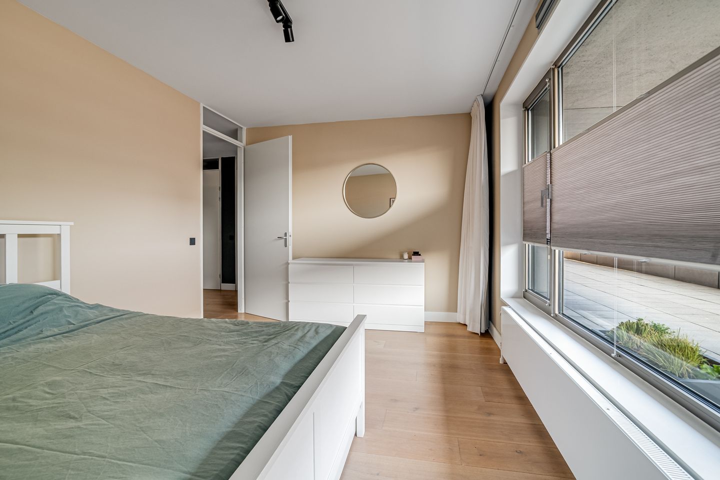 Modern 3-bedroom apartment with west-facing balcony and private parking in Amsterdam Slotervaart — 19