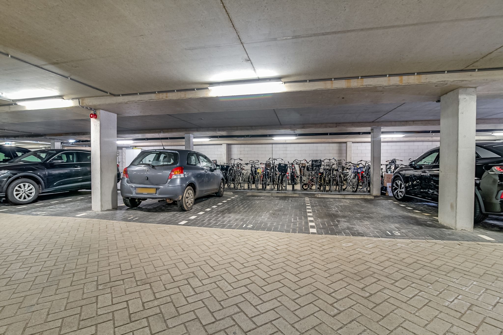 Modern 3-bedroom apartment with west-facing balcony and private parking in Amsterdam Slotervaart — 24