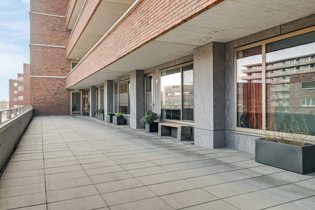 Modern 3-bedroom apartment with west-facing balcony and private parking in Amsterdam Slotervaart — 23