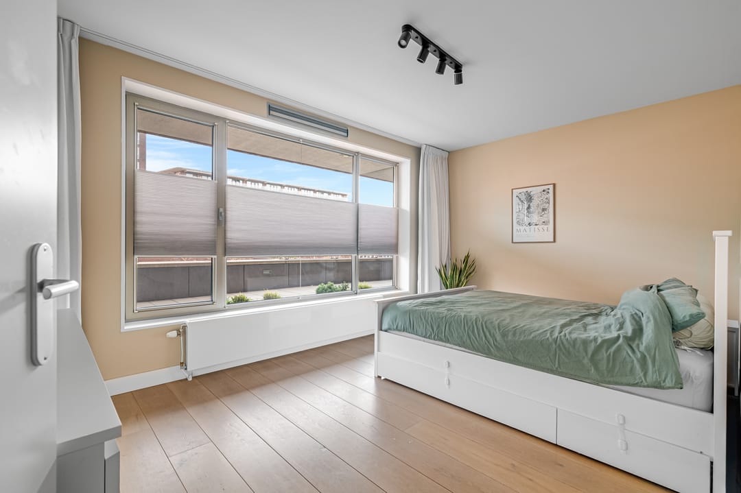 Modern 3-bedroom apartment with west-facing balcony and private parking in Amsterdam Slotervaart — 16