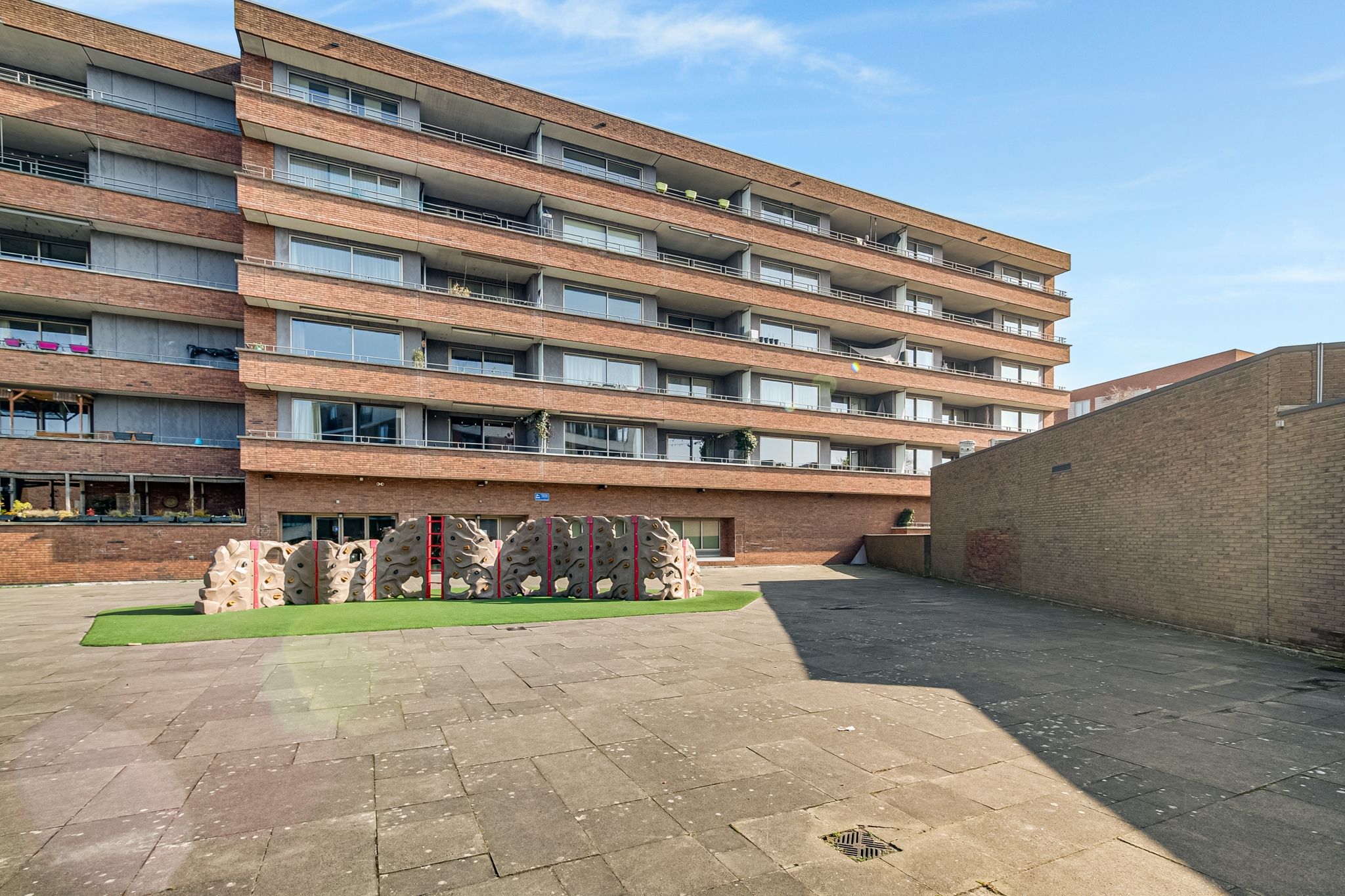 Modern 3-bedroom apartment with west-facing balcony and private parking in Amsterdam Slotervaart — 27