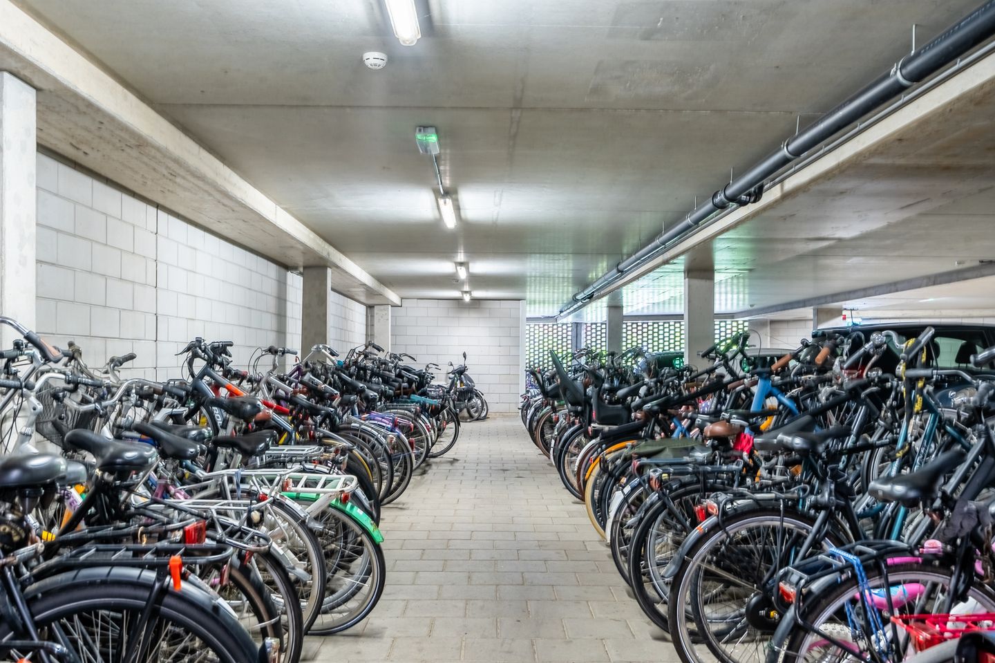 Modern 3-bedroom apartment with west-facing balcony and private parking in Amsterdam Slotervaart — 25